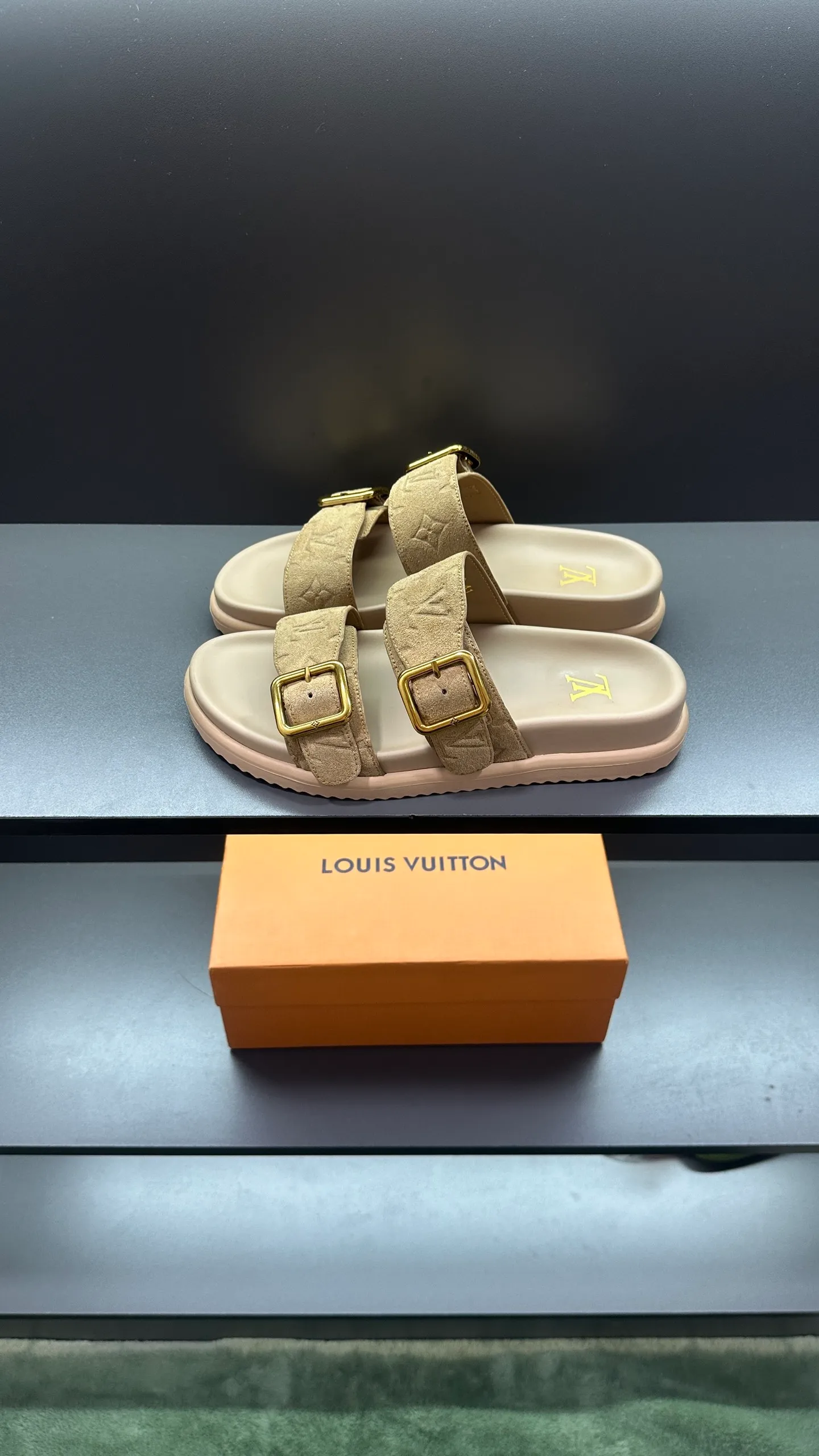 P340 🔍LV Men's Spring and Summer Slippers Counter Synchronization. The uppers are imported cowhide fabrics from Italy, with logo graphics and high-quality craftsmanship. Soles: original soles specially provided by the original factory. Exclusive movable molded soles are super comfortable. Original factory follow-up orders. 🔍🔍High quality. You can enter and leave the counter at will. Welcome to compare. Code number 38-45 No. 058